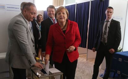 La canciller alemana, Angela Merkel, durante la votación para la elección de cargos del Partido Popular Europeo, durante la segunda jornada del congreso.