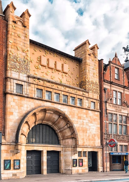 La Whitechapel Gallery, es un espacio consolidado donde se exhibe la obra de artistas contemporáneos desde su apertura en 1901. Con su construcción se revitalizó una de las zonas más marginadas del este de Londres.