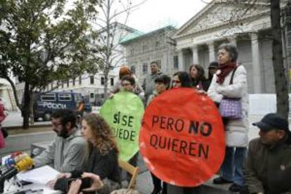 La Plataforma de Afectados por la Hipoteca (PAH) frente al Congreso para presentar una campaña  a favor de las medidas de dación en pago. EFE/Archivo