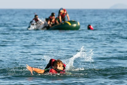 Llegada de refugiados sirios a la isla griega de Kos tras cruzar desde Turquía. Más de mil refugiados sirios que esperan poder salir de la isla griega de Kos, en el mar Egeo, han sido alojados en un buque fletado por el Gobierno para ayudar a las autoridades locales, desbordadas por la creciente llegada de indocumentados.