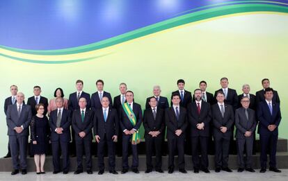 Bolsonaro e os integrantes do primeiro escalão de seu Governo posam para foto após nomeação. Os ministros tomam posse na quarta-feira