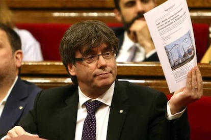 Carles Puigdemont ha lanzado una pregunta al señor Rajoy en relación al movimiento independentista catalán. La pregunta es “¿está usted dispuesto a utilizar la fuerza para impedir nuestro referéndum?”, no sé si han sido estas las palabras exactas, pero si no lo son se le parecen mucho. Creo que la respuesta es bien sencilla o, mejor dicho, las dos respuestas que, a mi entender, puede dar el presidente Rajoy. Si Puigdemont se refiere a la fuerza bruta, o sea, la fuerza de las armas, la respuesta debe ser no, con mayúsculas. Si se refiere a la fuerza de la razón, la respuesta debe ser sí. Claro que a estas alturas hablar de la fuerza de la razón entre dos presidentes que parecen haber perdido el oremus resulta, como mínimo, ridículo.