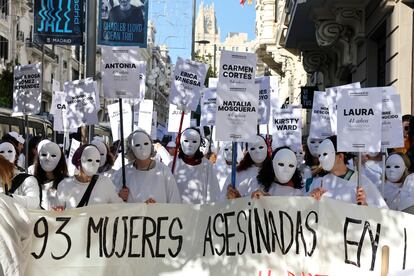 Varias de las 93 mujeres vestidas de blanco este sábado en la manifestación feminista en Madrid en protesta por los 93 feminicidios ocurridos en España en lo que va de año.