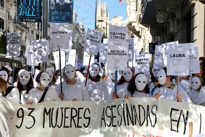 Varias de las 93 mujeres vestidas de blanco este sábado en la manifestación feminista en Madrid en protesta por los 93 feminicidios ocurridos en España en lo que va de año.