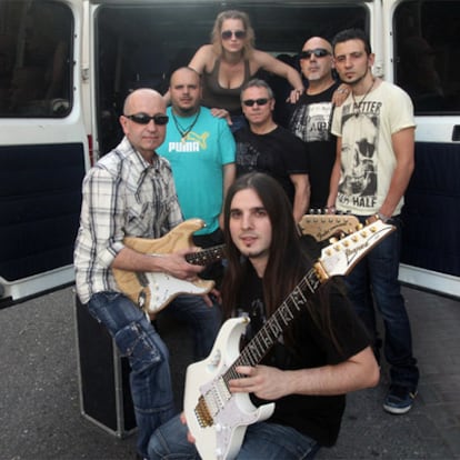 La Banda Sureña posa ante su furgoneta, en Córdoba el pasado sábado, antes de salir de gira.