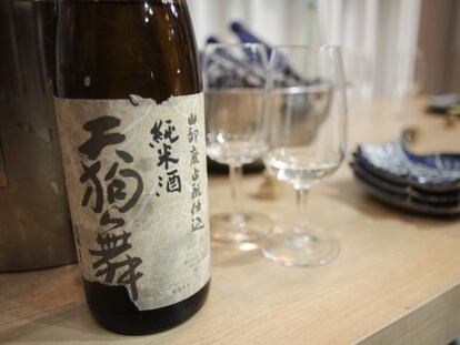 Botella de sake en el &#039;stand&#039; de Jap&oacute;n en el Sal&oacute;n de Gourmets.