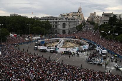 Llegada del autobús del Real Madrid a la plaza de Cibeles.