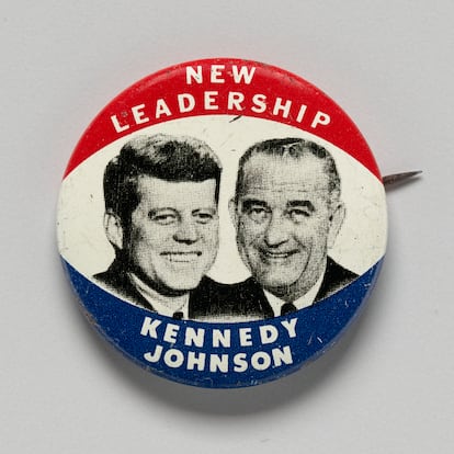 Chapa de la campaña presidencial de 1960 con los rostros de John F. Kennedy y Lyndon B. Johnson.