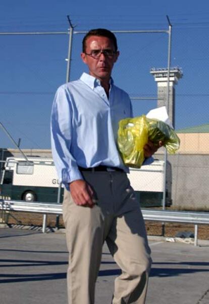 Antonio Camacho, a la salida de prisión, en julio de 2004.