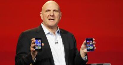 Steve Ballmer muestra un móvil con Windows Phone 8