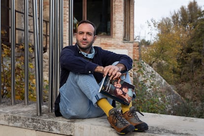 Miguel Ángel Cayuela, fundador de Remanso frente al hotel en el que se desarrolla el retiro.