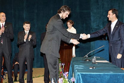 Pau Gasol saluda a Don Felipe durante la entrega del Premio Príncipe de Asturias de los Deportes.