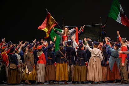 La ‘mezzosoprano’ Caterina Piva junto a integrantes del Coro del Gran Teatre del Liceu en el coro ‘Rataplan’ de ‘La forza del destino’, el pasado 9 de noviembre en Barcelona.