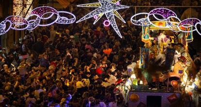 Una multitud siguió la cabalgata de Reyes de Valencia en 2012.