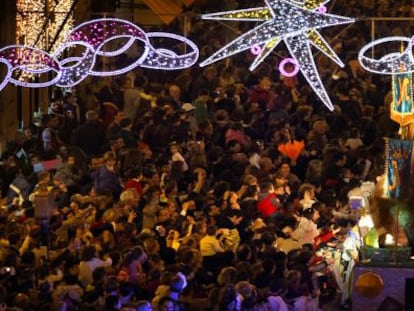 Una multitud sigui&oacute; la cabalgata de Reyes de Valencia en 2012. 