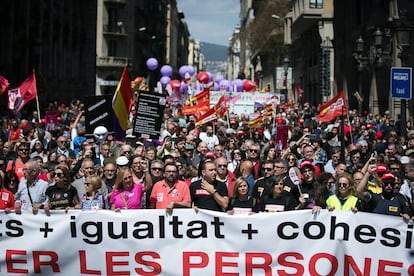 Manifestacion del 1 de Mayo, Día Internacional del Trabajador, en Barcelona. En el centro de la pancarta de la cabecera de la manifestación, los líderes de UGT Cataluña, Camil Ros (con camisa salmón), y CC OO Cataluña, Javier Pacheco (con camiseta negra).