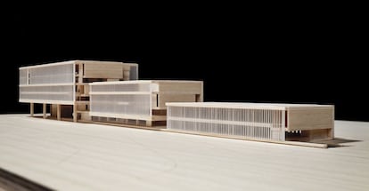 Maqueta del proyecto ganador para la Biblioteca Provincial de Barcelona, con sus tres edificios. 