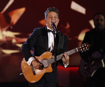 Alejandro Sanz canta "Corazón Partio" en la gala Persona del Año de los Grammy Latino.