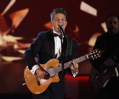 Alejandro Sanz canta "Corazón Partio" en la gala Persona del Año de los Grammy Latino.