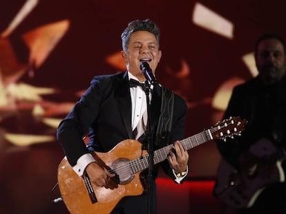 Alejandro Sanz canta "Corazón Partio" en la gala Persona del Año de los Grammy Latino.