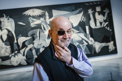 Rushdie, ante el ‘Guernica’ en el Reina Sofía en Madrid.