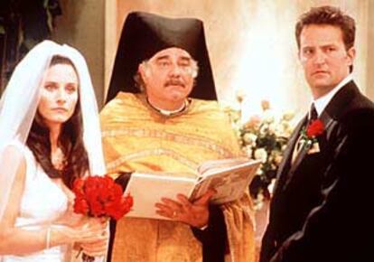 Monica y Chandler, a punto de casarse, en la séptima temporada de <b></b><i>Friends.</i>