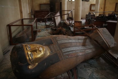 Diferentes objetos históricos yacen en el suelo del Museo de Antigüedades de Malawi, en Minya, al sur de Egipto. El centro fue saqueado en agosto de 2013.