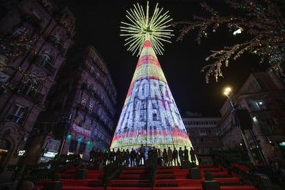 Mensaje de apoyo a Valencia tras la dana en el encendido de las luces de Navidad en Vigo por parte del alcalde Abel Caballero, este sbado.