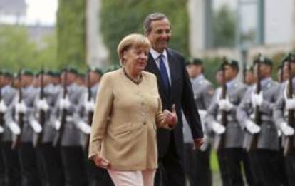 La canciller alemana, Angela Merkel (i), recibe al primer ministro griego, Andonis Samaras (d), quien le expondrá la situación del programa de reformas del país heleno para atajar su crisis financiera, en la Cancillería Federal en Berlín, Alemania, hoy, viernes 24 de agosto de 2012.