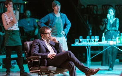 De izquierda a derecha, Enric Auquer, Julio Manrique, Fèlix Pons y Mireia Aixalà, en una escena de 'Timón de Atenas'.