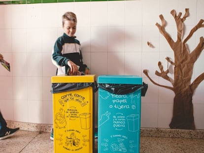 Alumnos del colegio Los Robles, integrante de la red de ecoescuelas de la Comunidad de Madrid, reciclando plástico. (Foto: Lupe de la Vallina)