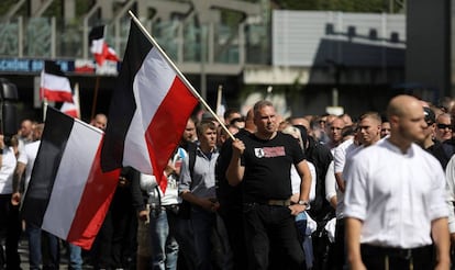 Marcha neonazi en Berl&iacute;n en el aniversario de la muerte de Rudolph Hess, lugarteniente de Adolf Hitler.