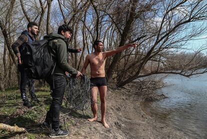 Un migrante hace un gesto antes de cruzar el río Evros para llegar al lado griego de la frontera turco-griega, en Edirne (Turquía), el 1 de marzo.