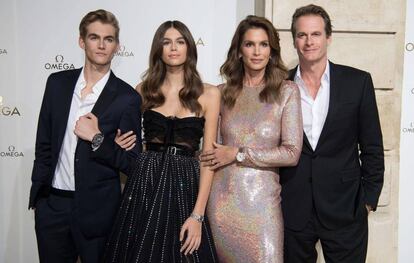 Cindy Crawford, Rande Gerber y sus hijos, Kaia y Presley, en un acto con Omega en parís en septiembre de 2017.