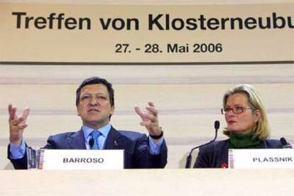 José Manuel Durão Barroso, presidente de la Comisión, y la ministra austriaca Ursula Plassnik, ayer en Klosterneuburg.
