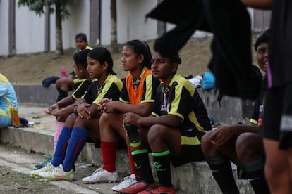 El campus acoge a centenares de chicos y chicas de distintas partes de India. Entre ellos hay hindúes, musulmanes, cristianos, budistas. Les une el mismo sueño: convertirse en estrellas. “El fútbol es un juego en el que no hay separación en lo que respecta a la cultura o a la religión”, asegura Jayabrata Ghosh, de 53 años, entrenador del equipo femenino ASOS Rainbow. El nombre del equipo, junto con el logotipo de la bandera arco iris, hace referencia a su talante inclusivo. “Intentamos crear un espacio seguro. [...] Vivimos juntos, comemos juntos, rezamos juntos. Si hay una festividad religiosa, la celebramos juntos. Esto nos une”, explica el responsable.