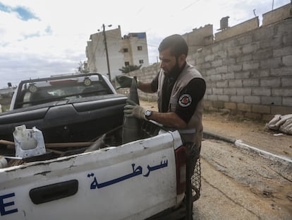Un miembro del equipo de control de explosivos de la Policía de Hamás carga proyectiles sin detonar en un vehículo el pasado 23 de noviembre, durante el alto el fuego temporal, en la aldea de Khuza'a, cerca de la frontera entre Israel y el sur de la Franja.