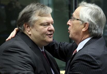 El ministro de Finanzas griego, Evangelos Venizelos, abraza al presidente del Eurogrupo, Jean-Claude Juncker.