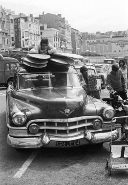 Un cadillac con tablas de surf, en la Grande Plage, en los años sesenta.