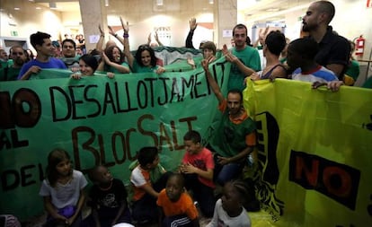 Un momento de la ocupación de los activistas de la PAH