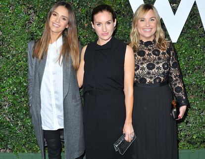 Jessica Alba junto a Katherine Power y Hillary Kerr, fundadoras de Who What Wear, en la fiesta de su décimo aniversario.