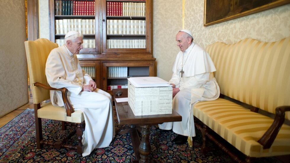 Benedicto XVI conversa con su sucesor, Francisco, en 2013. 