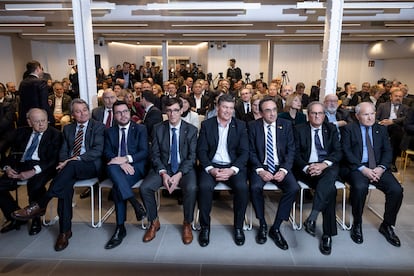 El presidente de Pimec Antoni Cañete (en el centro, sin corbata) junto al president Salvador Illa y el presidente del Parlament Josep Rull. También aparecen los expresidentes catalanes Jordi Pujol, Artur Mas, Pere Aragonès, Quim Torra y José Montilla.