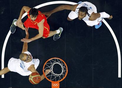 Tony Parker (izquierda) lanza a canasta ante Navarro y Turiaf.