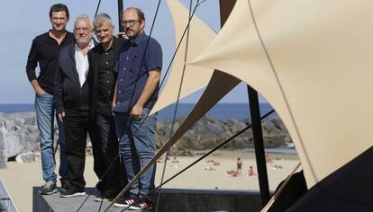 Julio Medem, Imanol Uribe, Asier Altuna y Borja Cobeaga en la presentación de 'Kalebegiak'.