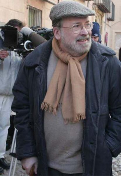 Chicho Ibáñez Serrador, con bastón, durante el rodaje.