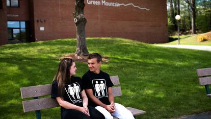 Mariah Lique y Tanner Bischofberger visten camisetas del "orgullo heterosexual".