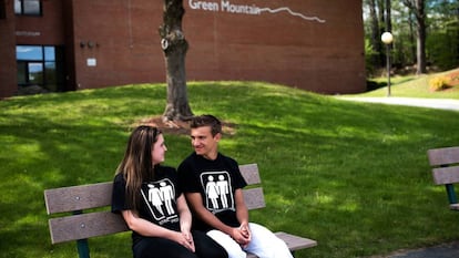 Mariah Lique y Tanner Bischofberger visten camisetas del "orgullo heterosexual".