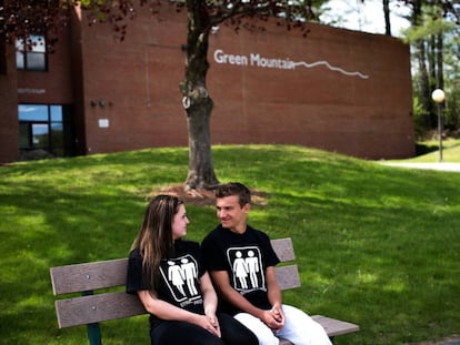 Mariah Lique y Tanner Bischofberger visten camisetas del "orgullo heterosexual".