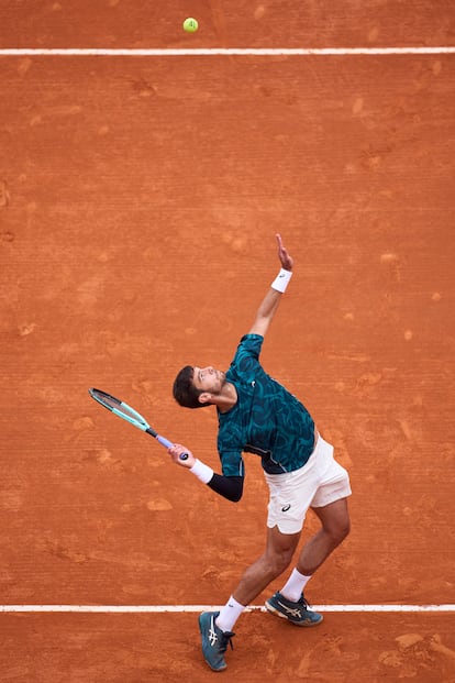  Lorenzo Musetti, durante un servicio.